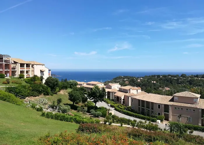 Cap Esterel Climatise Dans Le Centre Du Village Apartman