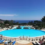 Cap Esterel Climatise Dans Le Centre Du Village *