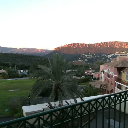 Cap Esterel Climatise Dans Le Centre Du Village Drammont