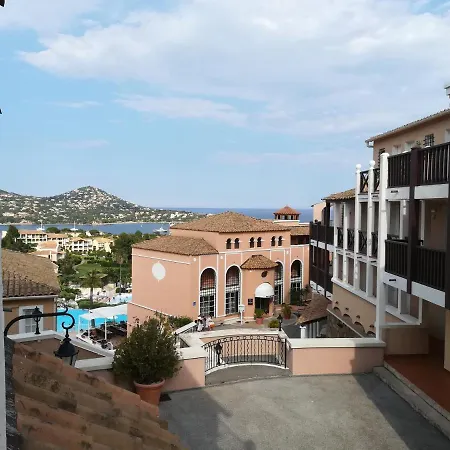 Cap Esterel Climatise Dans Le Centre Du Village *